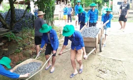 Làm đường giúp dân bản