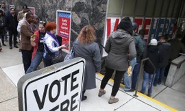 Người Mỹ đi bỏ phiếu sớm. Ảnh: AP