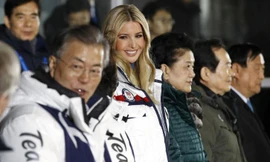 Bế mạc Olympic PyeongChan,Ivanka Trump tươi cười vẫy chào VĐV liên Triều