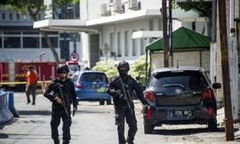 Cảnh sát tuần tra quanh hiện trường vụ đánh bom sáng 14/5. Ảnh: AFP