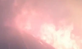 Đoàn tàu tăng tốc băng qua đám cháy rừng ở Nga