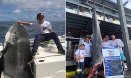 Jayden cùng con cá mập nặng hơn 3 tạ. Ảnh: NY Post