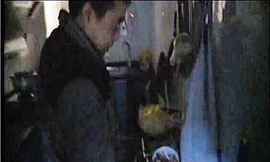 Anh Jian đứng cạnh xô thịt phát sáng.