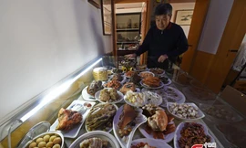 Nếu chỉ nhìn qua, chắc chắn sẽ có không ít người tưởng nhầm rằng đây là một mâm cỗ thịnh soạn. Thế nhưng đây thực tế chỉ là một bàn ăn chất đầy đá của một nhà sưu tầm người Trung Quốc.