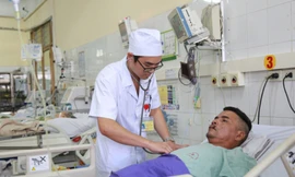 Bệnh nhân bị tim ngừng đập gần 1 tiếng đã tỉnh táo, nói chuyện tiếp xúc bình thường sau nỗ lực điều trị của các bác sĩ.