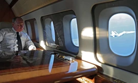 Tiêm kích Su-30 hộ tống chuyên cơ của Tổng thống Nga Putin trên đường đến Syria. Ảnh: Reuters