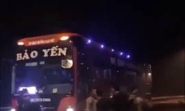 Nhóm thanh niên vác dao, phớ chặn đường, "xin tiền" trên cao tốc Nội Bài - Lào Cai. (Ảnh cắt từ clip)