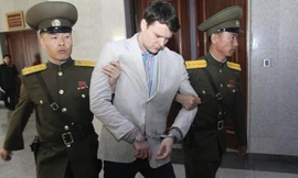 Otto Warmbier trong một phiên xét xử ở Triều Tiên. Ảnh: AP