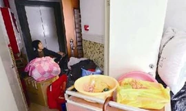 Bà cụ 73 tuổi đang ở ngay gần thang máy, ngoài căn hộ con trai và con dâu đang sống. Ảnh: 163.com.