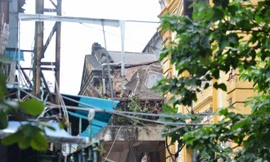 [ẢNH] Cận cảnh nhà cũ ở Hà Nội đổ sập vùi lấp nhiều người