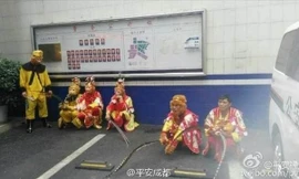 Các Tôn Ngộ Không bị dẫn về đồn vì đánh nhau nơi công cộng.