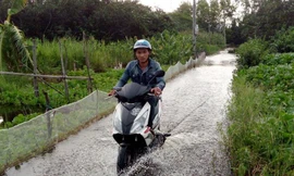 Dân khốn khổ vì sống trong cảnh ngập nước