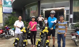 Đôi vợ chồng trẻ đạp xe vượt 11.000 km từ châu Âu sang Việt Nam thành công