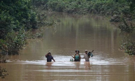 Vụ vỡ đập thuỷ điện khiến nhiều khu vực chìm trong biển nước. Ảnh: Tân Hoa Xã