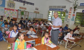 Học sinh trường tiểu học Vĩnh Hải (Vĩnh Châu, Sóc Trăng) đi học trở lại