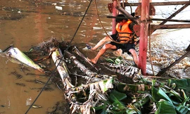 Công nhân đạp rác giải cứu chân cầu Long Biên