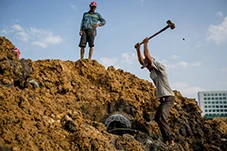 Giữa cái nắng gắt tháng 4, trên công trường khu đô thị Thủ Thiêm (quận 2), hàng chục người đổ về tìm phế liệu… bị lẫn trong bùn đất. Họ phần lớn là dân nghèo các tỉnh miền Tây, không có nghề nghiệp ở quê, lên thành phố làm thuê mướn với hy vọng trang trải