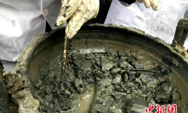 Nước trong nồi thực chất là nước ngầm chảy trong lòng đất. Tuy nhiên, trong nồi vẫn chứa rất nhiều xương gia súc, dường như là nồi nấu canh thịt bò.