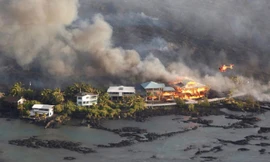 Nhà cửa trên đảo Hawaii bị dòng nham thạch núi lửa phá hủy ngày 5/6 - Ảnh: Reuters.