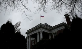 Nga từ chối dỡ bỏ lá quốc kì trên nóc nhà của Tổng lãnh sự Nga Valery Timashov. Ảnh: Reuters