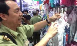 Lực lượng QLTT kiểm tra cửa hàng Con Cưng trên đường Tôn Thất Tùng, quận 1, TP.HCM. Ảnh: NLĐ