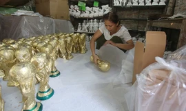 Bên trong xưởng làm 'cúp vàng World Cup' xuất sang Nga ở Hà Nội