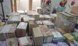 Trong căn nhà 15m vuông của cụ Vương la liệt những thùng các tông đựng thuốc làm nở ngực.