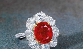 Nhẫn kim cương đính hồng ngọc ‘huyết bồ câu’ giá... 283 tỉ đồng