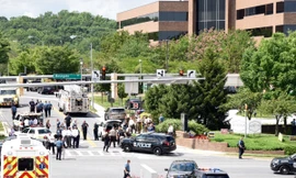 Bên ngoài hiện trường vụ tấn công. Ảnh: Twitter