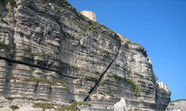 Kỳ thú cầu thang khắc vào núi đá dựng đứng cheo leo ở Pháp