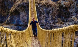 Dưới thời vương quốc Inca cổ đại, cư dân Peru chưa hề biết tới bánh xe hay sắt thép, vì vậy để di chuyển giữa các đỉnh núi trên dãy Andes, họ đã nghĩ ra cách bện cầu từ loài cỏ Ichu. 