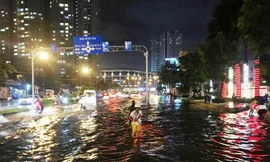 Đường Nguyễn Hữu Cảnh ngập nặng trong cơn mưa tối 30/9.