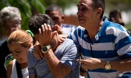 Thân nhân các nạn nhân thiệt mạng trong vụ tai nạn máy bay ở Cuba. Ảnh: AP