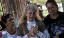 Thân nhân các nạn nhân đau buồn khi đến Viện Pháp y (Havana) nhận diện thi thể. Ảnh: AP