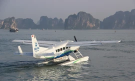 Thủy phi cơ chuẩn bị cất cánh đưa du khách về Hà Nội.