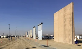 Các mẫu thiết kế hàng rào biên giới từng được đưa ra để quan chức Mỹ lựa chọn. Ảnh: AP