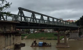 Từ sáng sớm 25/11, các ngả đường dẫn đến cầu Kỳ Cùng đều bị bịt kín. Ảnh: Duy Chiến.