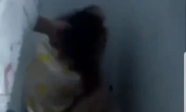 Cô gái bị Mỹ Anh túm tóc đánh ghen. Ảnh cắt từ clip