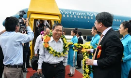 Chào đón những hành khách đầu tiên trên chuyến bay Nha Trang - Hải Phòng.