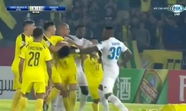 Cầu thủ Hà Nội FC đấm liên tiếp đối phương như trên võ đài