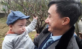 Bé Gấu và giáo sư Trần Văn Thuấn, Giám đốc Bệnh viện K Trung ương (Hà Nội). Ảnh: T.B.