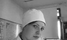 Svetlana Roslina trong bộ đồng phục của nhà máy bánh kẹo.