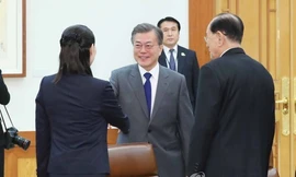 Tổng thống Hàn Quốc Moon Jae-in bắt tay bà Kim Yo-jong. Ảnh: Yonhap