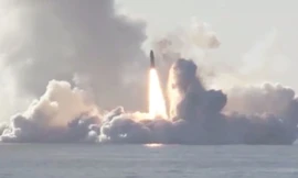 Một tên lửa phóng từ tàu ngầm Nga. Ảnh: Ruptly