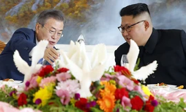 Tổng thống Hàn Quốc Moon Jae-in và Chủ tịch Triều Tiên Kim Jong-un. Ảnh: AP