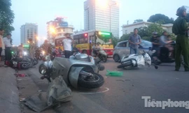 Ô tô “điên” đâm hàng loạt xe máy trên phố Xã Đàn