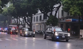 Dàn siêu xe chở Tổng thống Trump lăn bánh trên phố trung tâm Hà Nội