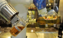 Trung Quốc: Trình làng robot chuyên… rót bia