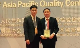 Ban lãnh đạo công ty Nam Dược nhận giải thưởng