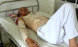 Ông Dư trên giường bệnh.